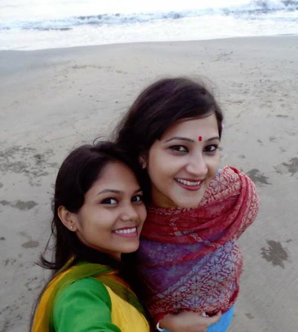 আমার বড় বোন, ডানে। - লেখক