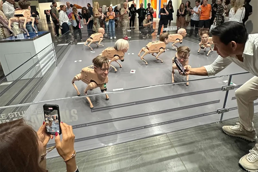 মায়ামিতে রোবট কুকুরের অদ্ভুত প্রদর্শনী
